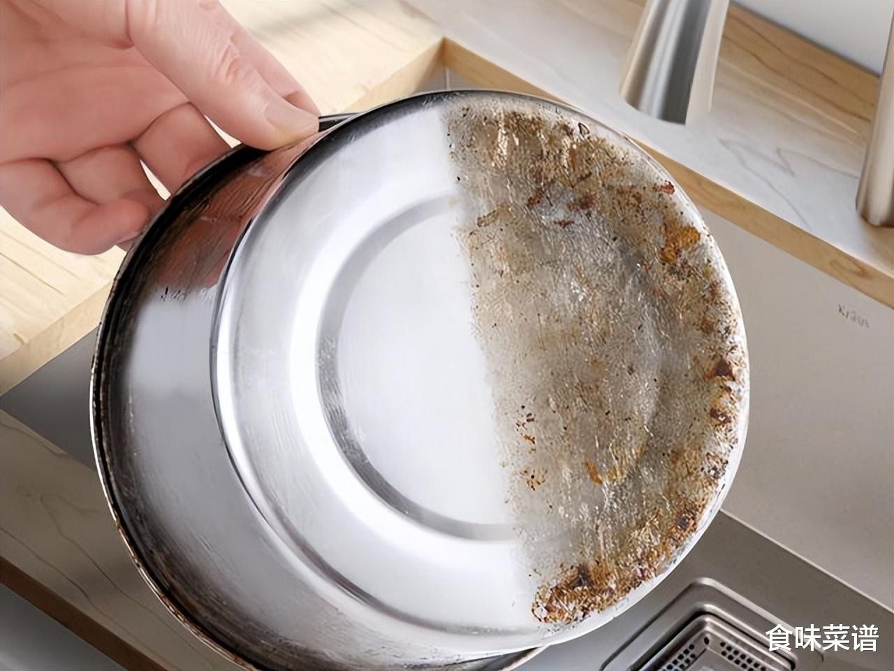 锅底烧糊了,钢丝球都擦不掉?教你一个小妙招,脏锅立马焕然一新