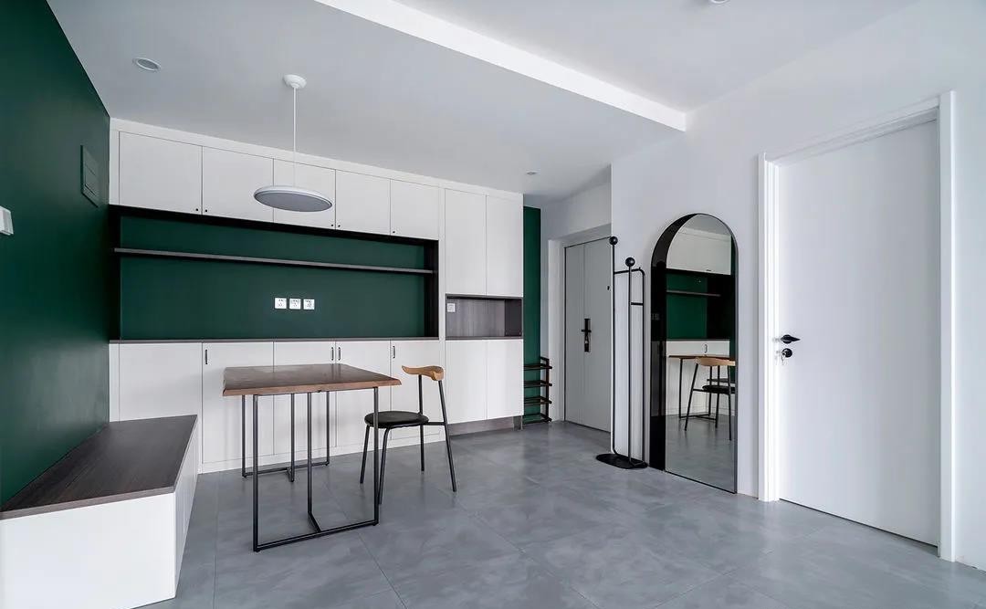 走进她家，就被简约干净的氛围吸引，室内清爽明亮，生活非常幸福