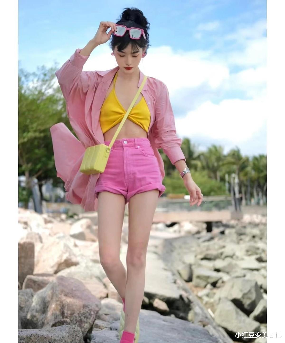 夏季防晒一件防晒衣就够了,巧妙解锁活力造型,彩色是精髓