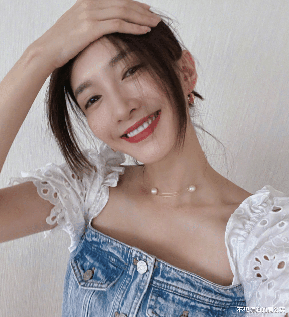 整形美容 江疏影晒自拍美照，一身牛仔服尽显36岁好品味，高马尾干净又清爽