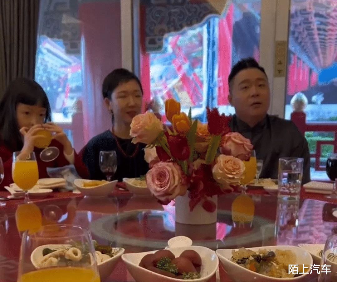 郝邵文|33岁童星郝劭文大婚，5桌宾客满座，7岁继女终于改口