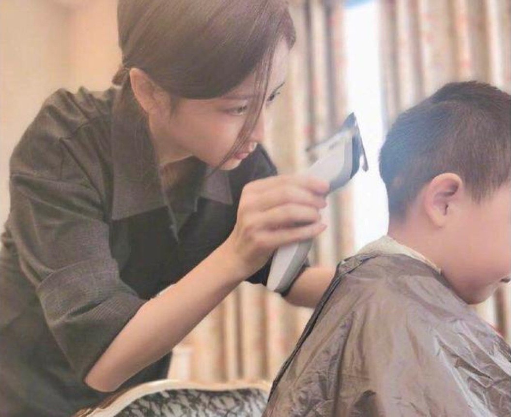 陈思诚|复合？陈思诚为佟丽娅庆生，丫丫和儿子穿睡衣比心疑陈思诚视角