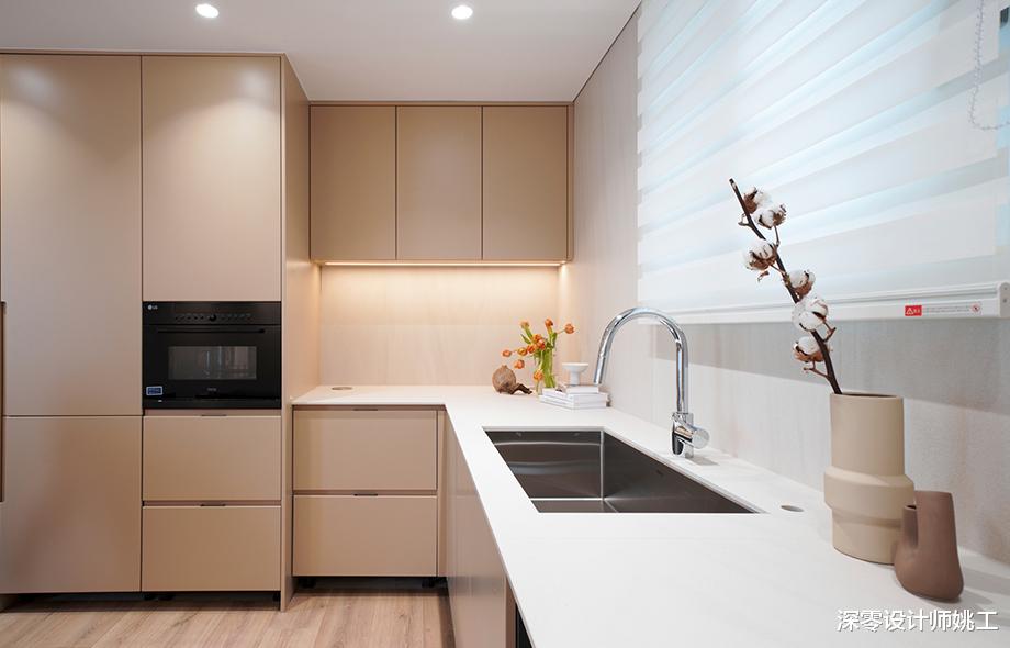 158㎡顶层复式，客厅不要电视做开放式收纳柜，看着一点也不突兀