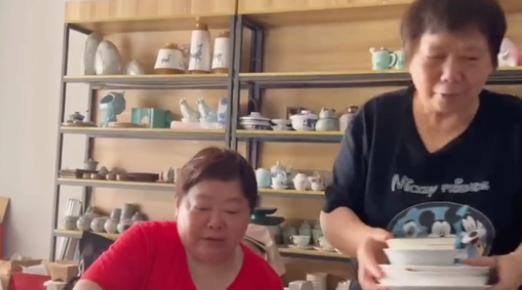 |熊磊为热度晒全家福，却让网友嘲讽不已：一家都是白眼狼！