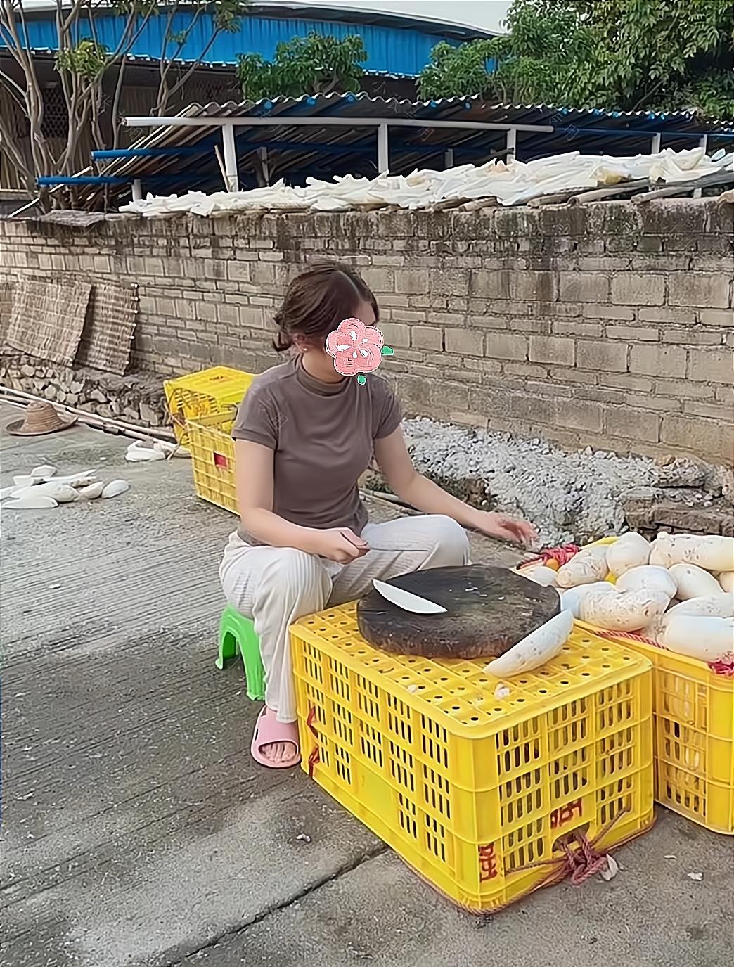 女子丝毫不顾他人的眼光,花80块钱买白萝卜,坐在家门口做萝卜干