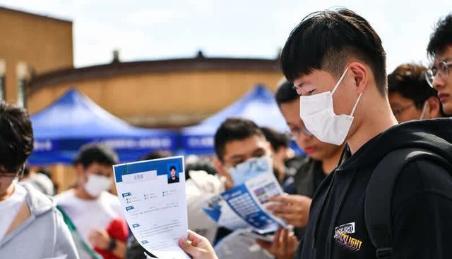 求职|专科女生求职被拒，晒“含金量”惨遭嘲笑，网友：还好意思秀！