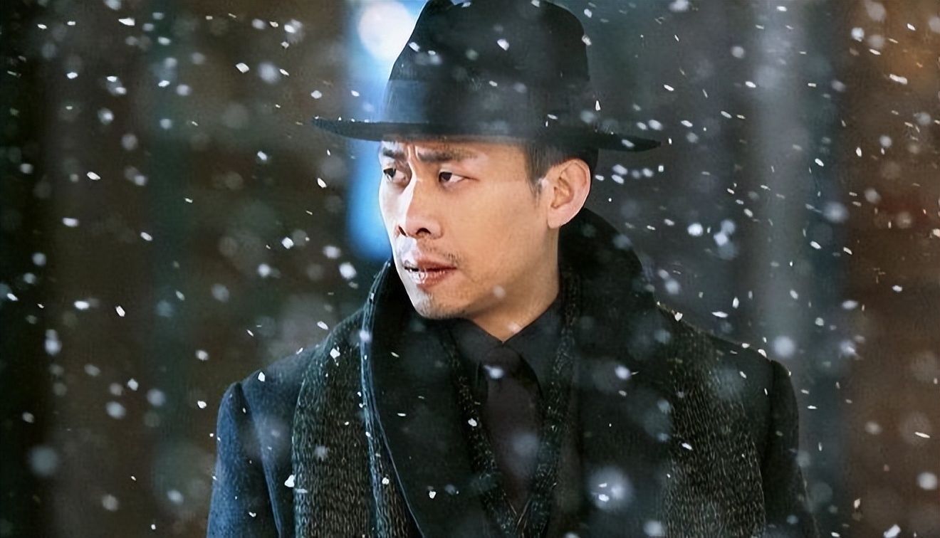 张译|72岁张艺谋帐篷内吃饭!坐塑料凳十分简朴,沈腾张译带妆一脸黢黑