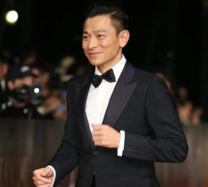 刘德华|刘德华在家打扫卫生，光脚拖地动作熟练，用廉价床上用品好低调