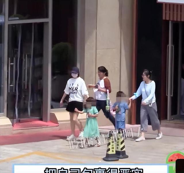 张雨绮|张雨绮带孩子出行,一对儿女出境,跟小8岁男友幽会!