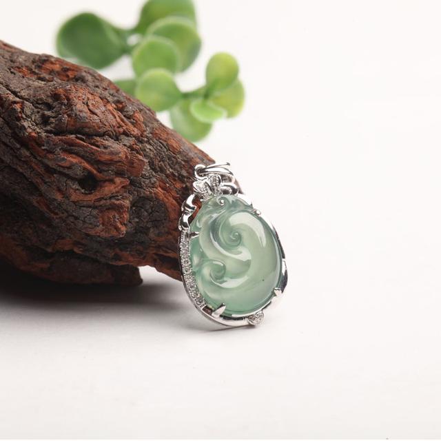 冰种翡翠|如何将冰种翡翠与冰糯种翡翠区分开来