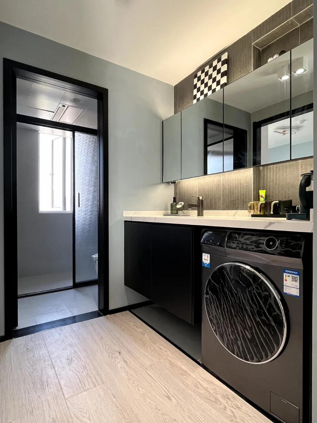 95㎡三室变两室,打造黑白灰风格,还有独立办公空间