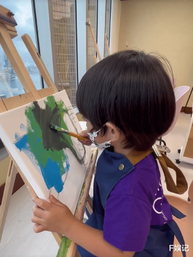 郑嘉颖|儿子在陈凯琳帮助下画出父子温馨画作 郑嘉颖高兴地亲吻儿子脸颊