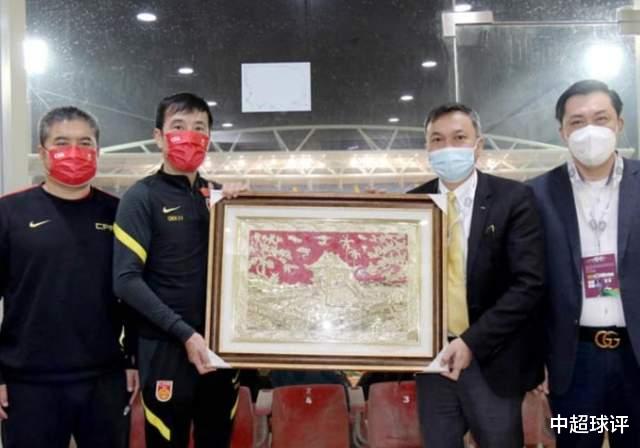 中国足协|陈戌源与越南足协座谈：跷二郎腿的“高傲”坐姿引发球迷热议！
