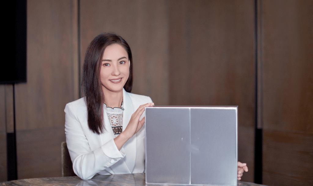 张柏芝|张柏芝参加任贤齐妹妹婚礼，穿皮衣配蓝裤，罕见同框小齐把新娘风头都抢了