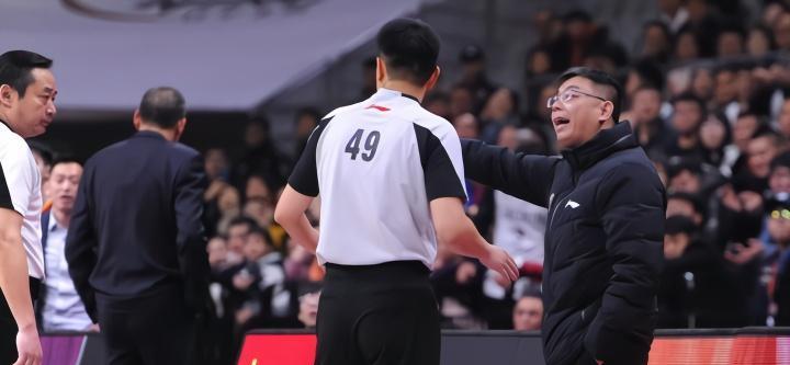|休赛期最强主教练，39周岁，今天正式和青岛男篮完成签约