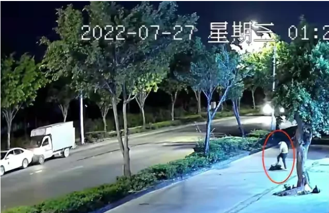 “你胆子大了，还敢跑出来！”广东汕头，一名身穿黑衣短裙的女子在人行道上走时