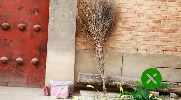 家中扫把别乱放,快看你家放对了吗?