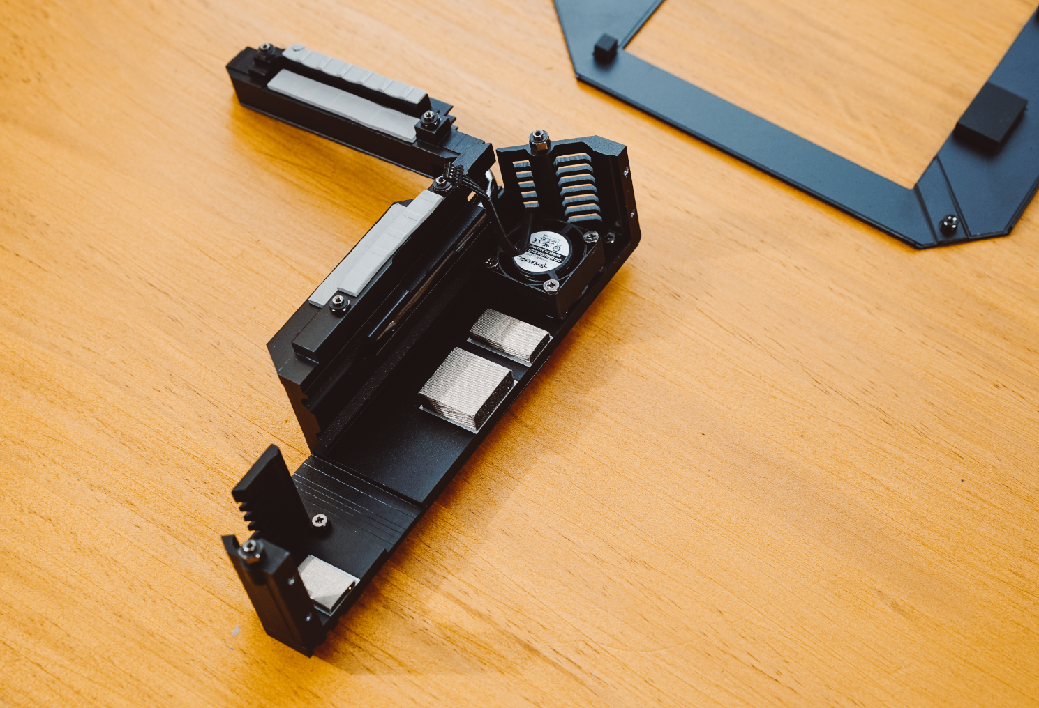 meg|暗黑系加持,12代平台超猛小钢炮!微星MEG Z690i UNIFY暗影图赏