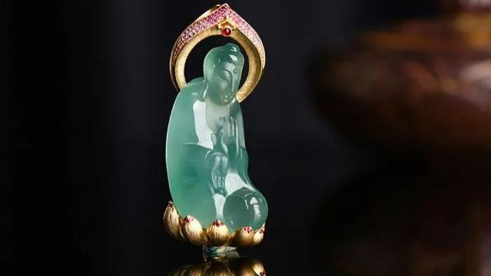 翡翠|翡翠表面的蜡层需要清理吗？翡翠上蜡和浸蜡有什么区别？