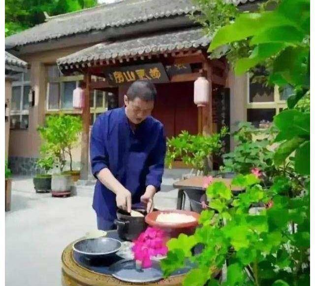 李亚鹏|李亚鹏被曝与女友拍婚纱照,向好友炫耀婚戒,女方扶腰被疑已怀孕