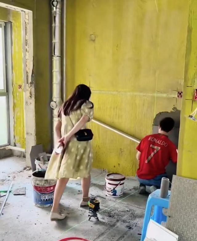 回顾老板看到女子来工地找装修工人,表示疑惑,不知道差距在哪里