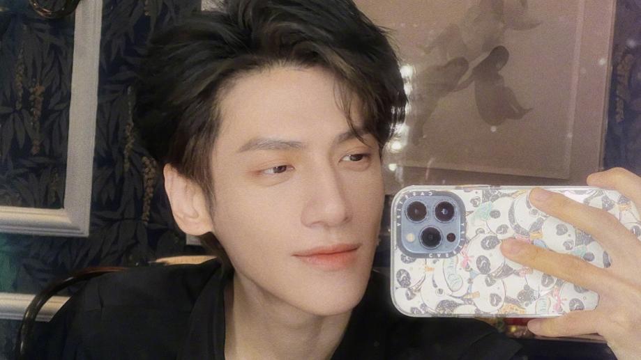 罗云熙|罗云熙过完年后瘦了很多，手背筋突出特别明显