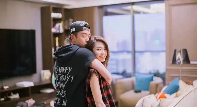 郑恺|郑恺前女友官宣恋情，与男方认识十年，网友直言比郑恺帅多了