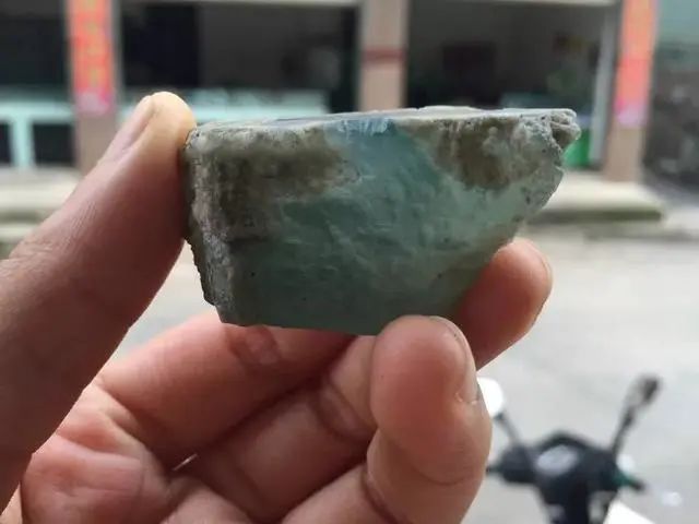 翡翠|5千的翡翠小料,雕出的高冰挂件,霸气十足!