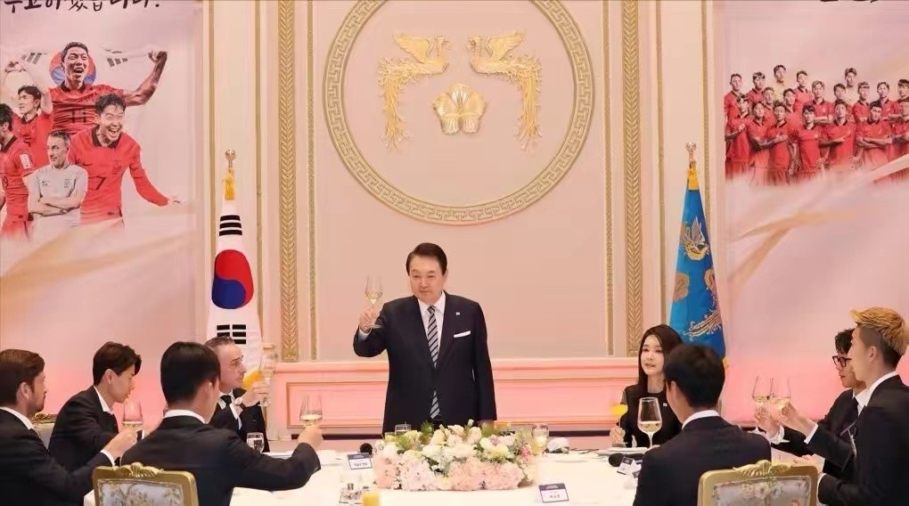 金建希 韩国总统夫妇为国足设宴！金建希穿小黑裙又惊艳了，为孙兴憨敬酒