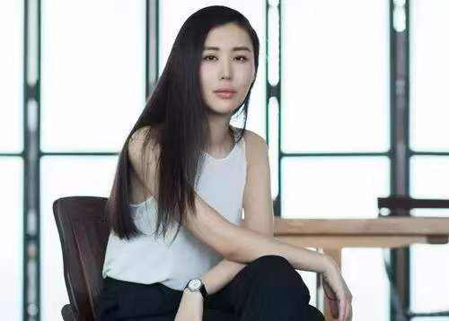 田朴珺|上海美女，嫁给比自己大30岁的房地产富豪，却自己花200万买豪车