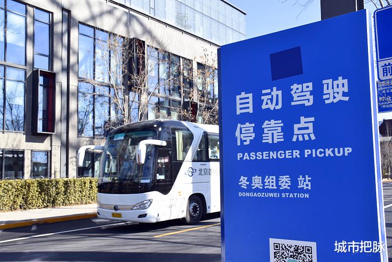 贴吧|无人驾驶出租车武汉上路引争议：自动驾驶搞不定重庆的城市地形？