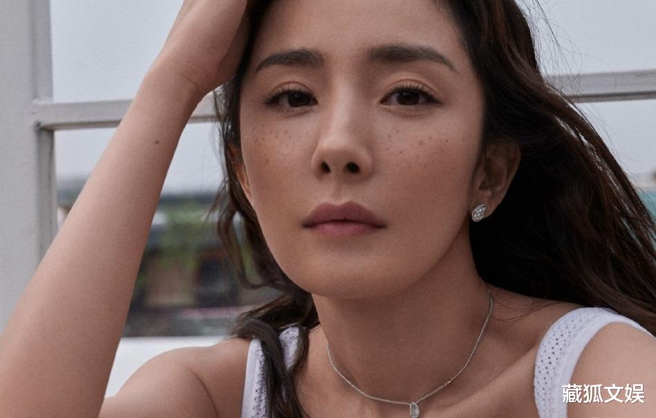 杨幂|杨幂夏日封面大片释出,雀斑妆搭湿发太迷人,粉丝反而一边倒嫌弃