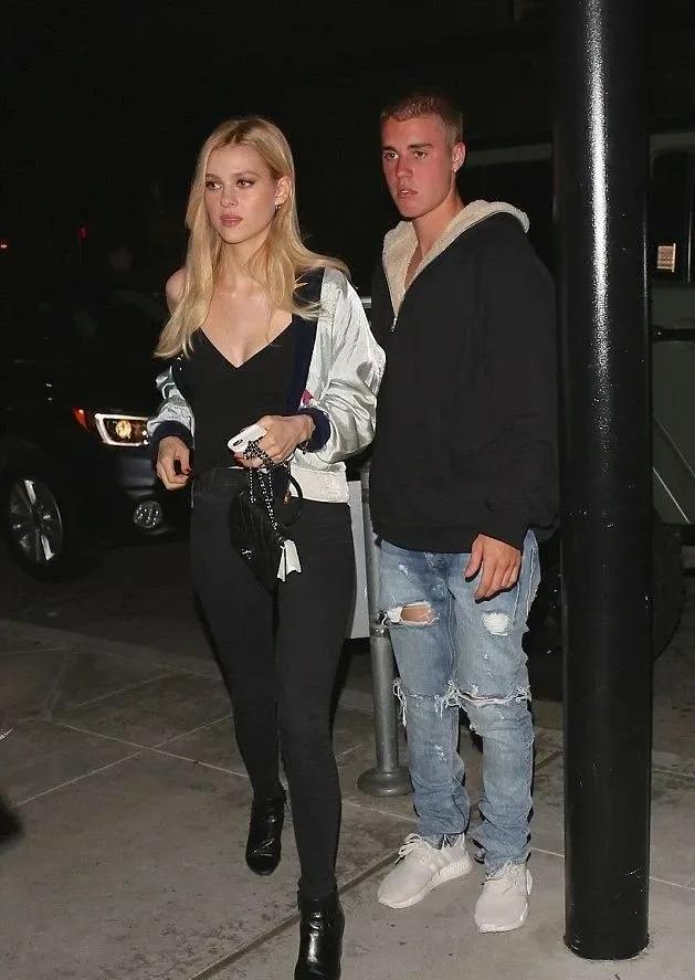 维多利亚|贝克汉姆长子婚礼:为期3天,花费三千万,哈里梅根在受邀名单中