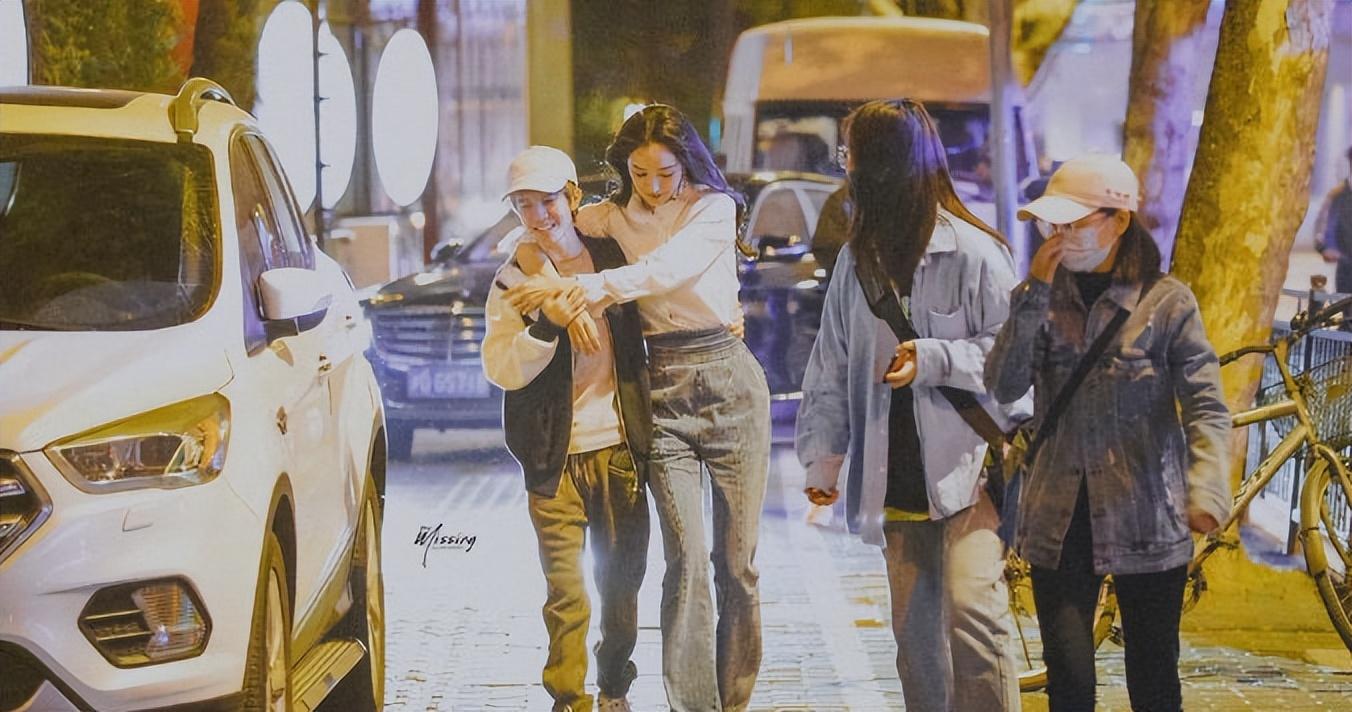 郭敬明|郭敬明探班杨幂！勾肩搂腰不避讳，女方双腿太长腰部达男方腋窝！