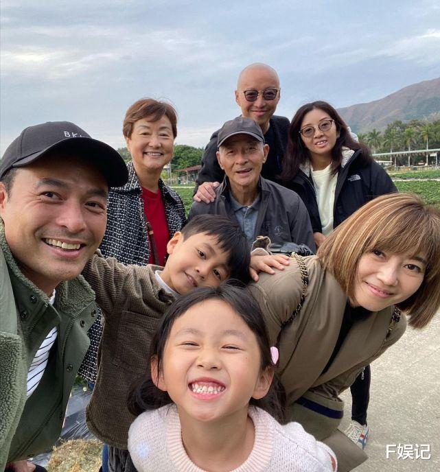 张达伦|张达伦一家人一起吃饭逛街为爸爸庆生 三代同堂其乐融融