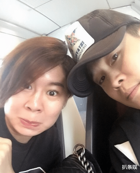 小沈阳|小沈阳夫妇外出用餐，沈春阳打扮年轻，老公一旁等待帮关车门好甜