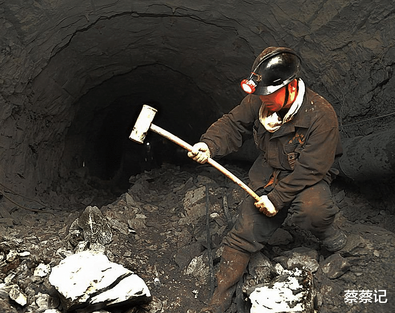 03年陕西男子到新疆废弃矿坑避暑，意外发现8吨重石头，估价22亿