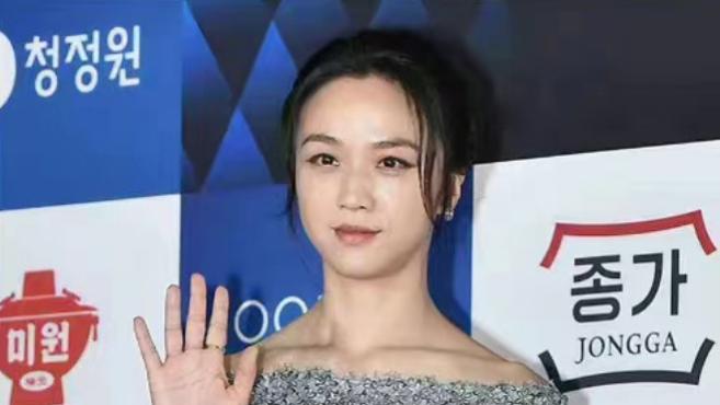 运动 43岁汤唯闪耀亮相韩国青龙奖红毯！穿香奈儿高定赢得轻松，太美了