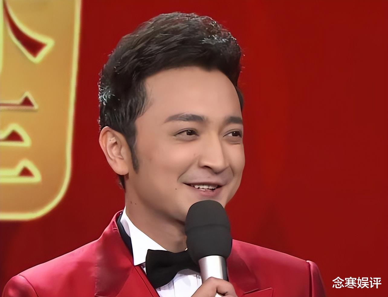 朱广权|尼格买提约朱广权爬长城,戴着暖手宝冷得缩脖子,室外拍摄超敬业