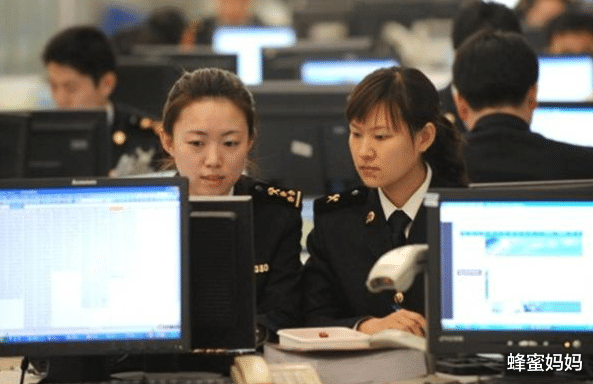大学生|公务员将实行“聘任制”？年薪有望超30万，另外还有一个坏消息