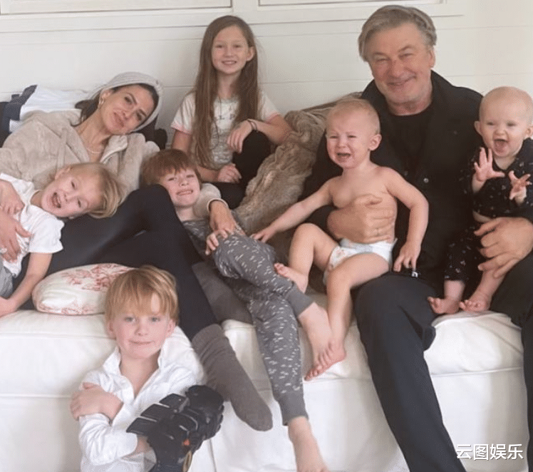 预产期|63岁男星亚历克第8度当爸!小26岁二婚娇妻晒全家福,宣布怀7胎