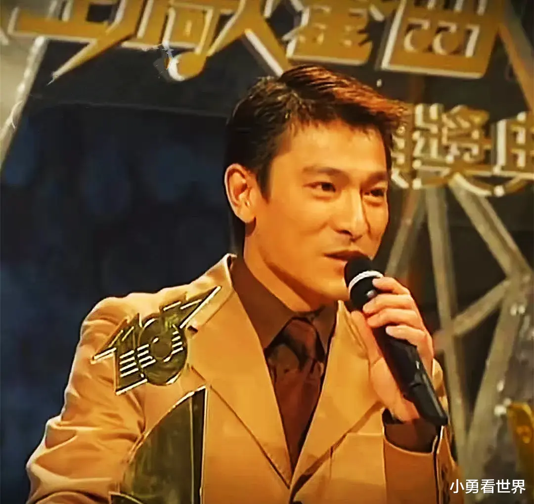 刘德华|珍贵影集，十大劲歌金曲上的刘德华有多牛？回头吐舌头成了经典画面