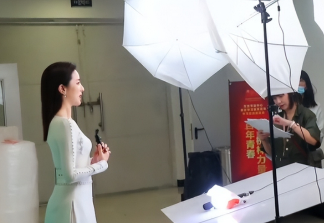 任鲁豫|央视任鲁豫后台吃工作餐！饭盒里全是油水，一边狂吃一边记稿子