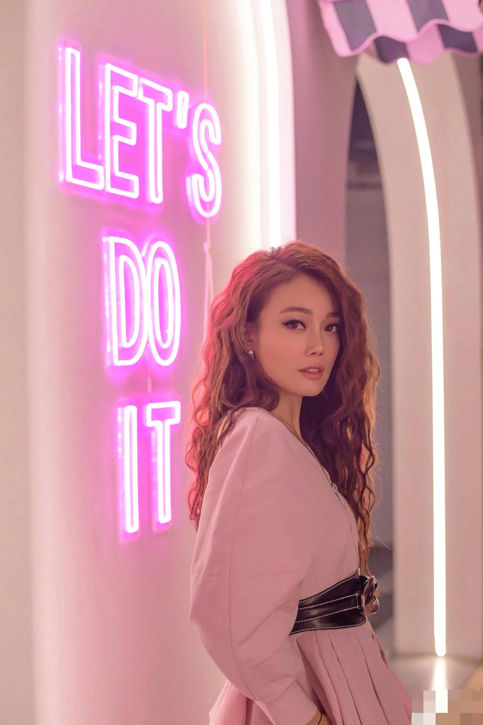 容祖儿|歌坛成熟女神女神容祖儿,热情似火、美艳动人