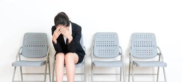 求职|女子被面试官当面撕毁简历,公司回应:只是简单销毁,不是侮辱