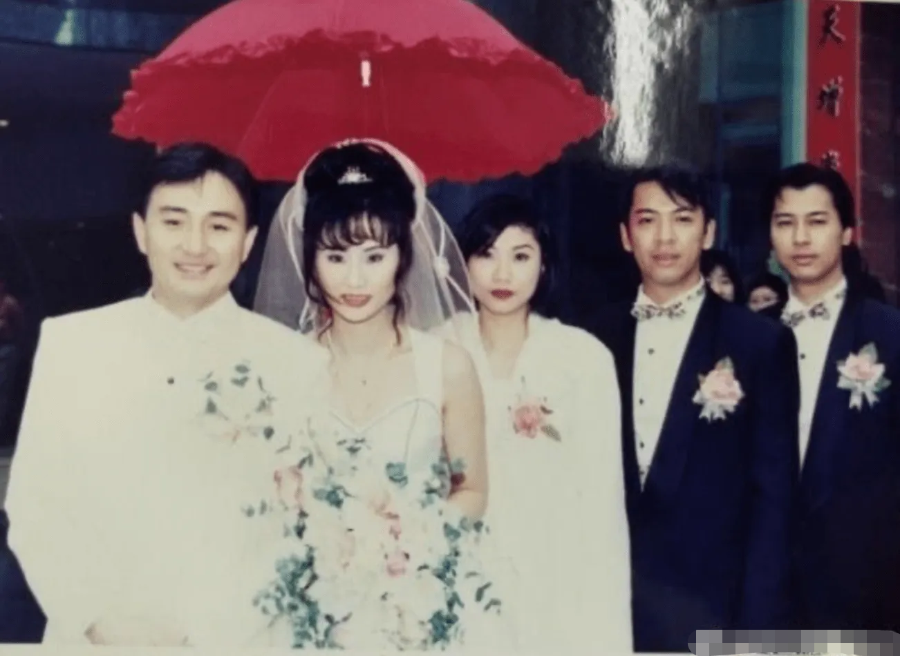 吴岱融|TVB戏骨内地做核酸!头发花白与妻子甜蜜牵手,曾花60万广州买房