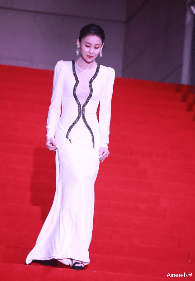 贾青有小姑娘的气质，穿镂空吊带裙配流苏，看着挺娇小的