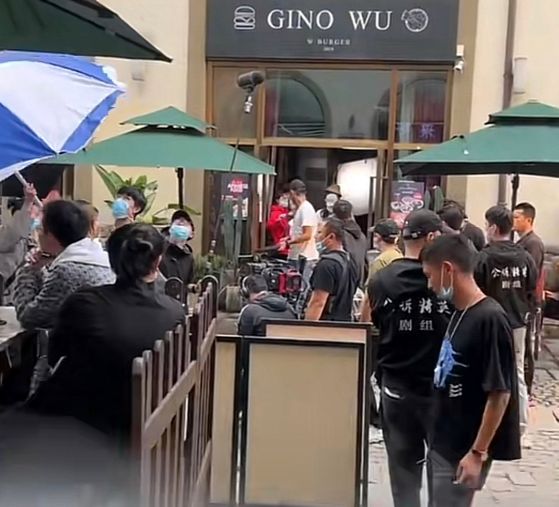 胡杏儿|成都:迪丽热巴街头拍戏被偶遇,披头散发有女人味,“快三十了”