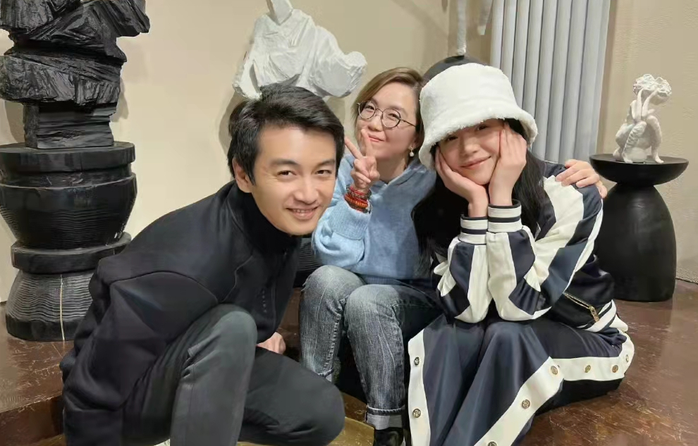 陈妍希|陈妍希夫妇聚会同框！女方肤白貌美似小龙女，男方笑容生硬显苍老