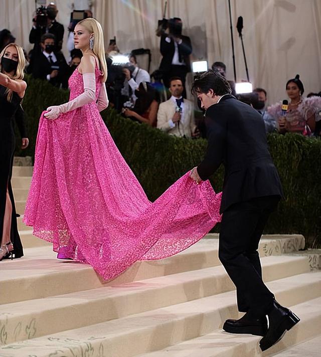 布鲁克林|23岁布鲁克林与爱妻亮相晚宴，穿粉色纱裙秀身姿，大布被嘲像跟班